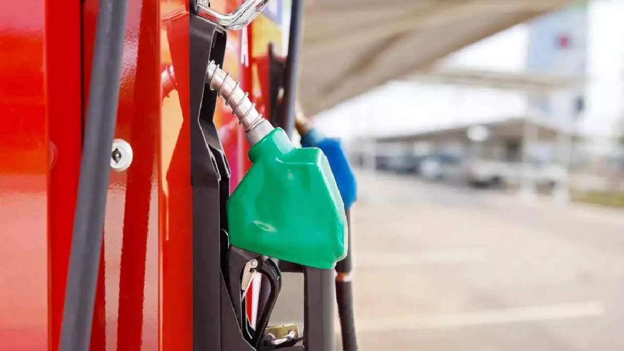 Petrol Price on June 18: ಬೆಂಗಳೂರು ಸೇರಿ ದೇಶದ ಪ್ರಮುಖ ನಗರಗಳಲ್ಲಿ ಜೂನ್ 18ರಂದು ಪೆಟ್ರೋಲ್, ಡೀಸೆಲ್ ದರ ಎಷ್ಟಿದೆ, ವಿವರ ಇಲ್ಲಿದೆ