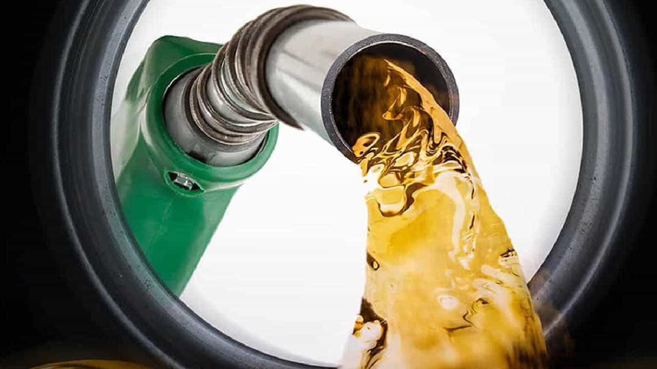 Petrol Price on June 19: ಬೆಂಗಳೂರು ಸೇರಿ ದೇಶದ ಪ್ರಮುಖ ನಗರಗಳಲ್ಲಿ ಜೂನ್ 19ರಂದು ಪೆಟ್ರೋಲ್, ಡೀಸೆಲ್ ದರ ಎಷ್ಟಿದೆ, ವಿವರ ಇಲ್ಲಿದೆ Petrol Price on June 19: ಬೆಂಗಳೂರು ಸೇರಿ ದೇಶದ ಪ್ರಮುಖ ನಗರಗಳಲ್ಲಿ ಜೂನ್ 19ರಂದು ಪೆಟ್ರೋಲ್, ಡೀಸೆಲ್ ದರ ಎಷ್ಟಿದೆ, ವಿವರ ಇಲ್ಲಿದೆ
