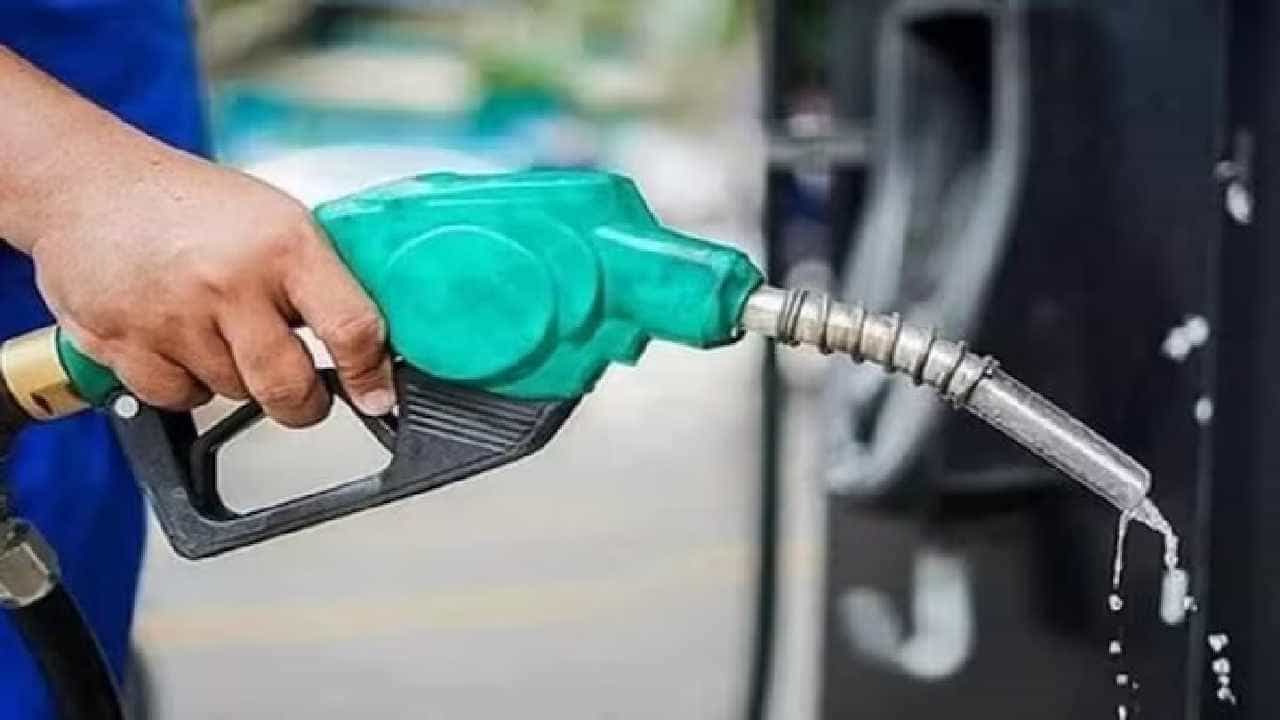 Petrol Price on June 1: ಬೆಂಗಳೂರು ಸೇರಿ ದೇಶದ ಪ್ರಮುಖ ನಗರಗಳಲ್ಲಿ ಜೂನ್ 1ರಂದು ಪೆಟ್ರೋಲ್, ಡೀಸೆಲ್ ದರ ಎಷ್ಟಿದೆ, ವಿವರ ಇಲ್ಲಿದೆ Petrol Price on June 1: ಬೆಂಗಳೂರು ಸೇರಿ ದೇಶದ ಪ್ರಮುಖ ನಗರಗಳಲ್ಲಿ ಜೂನ್ 1ರಂದು ಪೆಟ್ರೋಲ್, ಡೀಸೆಲ್ ದರ ಎಷ್ಟಿದೆ, ವಿವರ ಇಲ್ಲಿದೆ