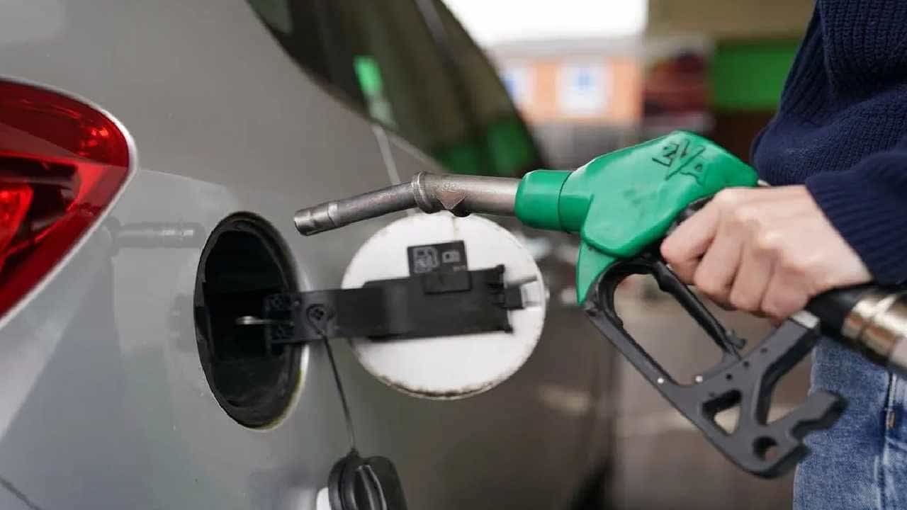 Petrol Price on June 6: ಬೆಂಗಳೂರು ಸೇರಿ ದೇಶದ ಪ್ರಮುಖ ನಗರಗಳಲ್ಲಿ ಜೂನ್ 6ರಂದು ಪೆಟ್ರೋಲ್, ಡೀಸೆಲ್ ದರ ಎಷ್ಟಿದೆ, ವಿವರ ಇಲ್ಲಿದೆ Petrol Price on June 6: ಬೆಂಗಳೂರು ಸೇರಿ ದೇಶದ ಪ್ರಮುಖ ನಗರಗಳಲ್ಲಿ ಜೂನ್ 6ರಂದು ಪೆಟ್ರೋಲ್, ಡೀಸೆಲ್ ದರ ಎಷ್ಟಿದೆ, ವಿವರ ಇಲ್ಲಿದೆ