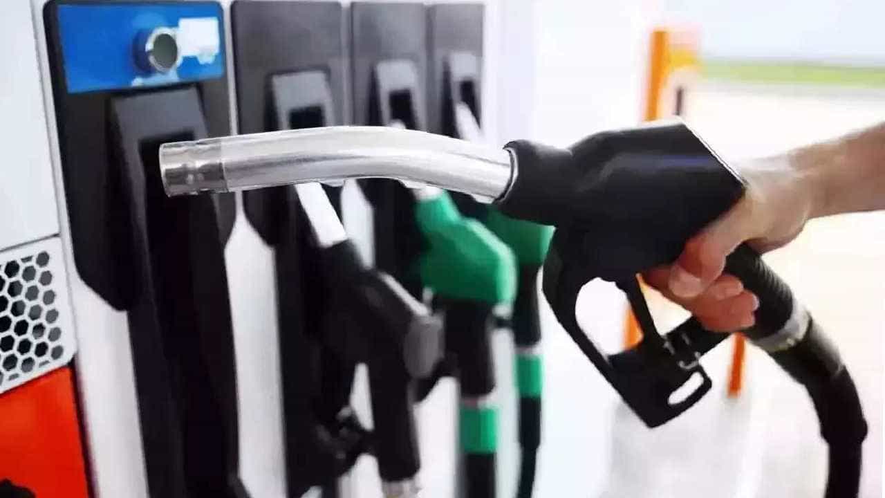 Petrol Price on June 11: ಬೆಂಗಳೂರು ಸೇರಿ ದೇಶದ ಪ್ರಮುಖ ನಗರಗಳಲ್ಲಿ ಜೂನ್ 11ರಂದು ಪೆಟ್ರೋಲ್, ಡೀಸೆಲ್ ದರ ಎಷ್ಟಿದೆ, ವಿವರ ಇಲ್ಲಿದೆ Petrol Price on June 11: ಬೆಂಗಳೂರು ಸೇರಿ ದೇಶದ ಪ್ರಮುಖ ನಗರಗಳಲ್ಲಿ ಜೂನ್ 11ರಂದು ಪೆಟ್ರೋಲ್, ಡೀಸೆಲ್ ದರ ಎಷ್ಟಿದೆ, ವಿವರ ಇಲ್ಲಿದೆ