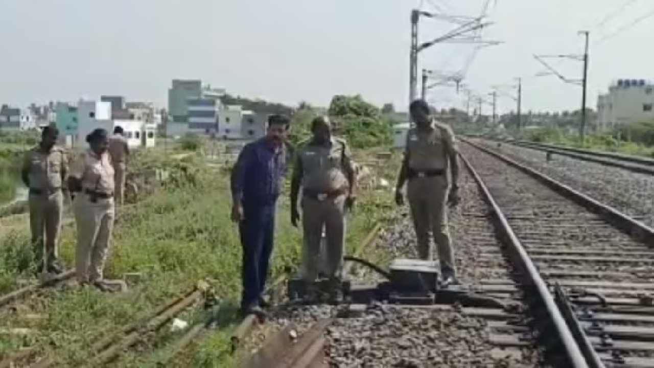 ಗರ್ಲ್​ಫ್ರೆಂಡ್​ ಜತೆ ಜಗಳವಾಡಿ ಕೋಪದಲ್ಲಿ ರೈಲ್ವೆ ಸಿಗ್ನಲ್ ಬಾಕ್ಸನ್ನೇ ಒಡೆದು ಹಾಕಿದ ವ್ಯಕ್ತಿ