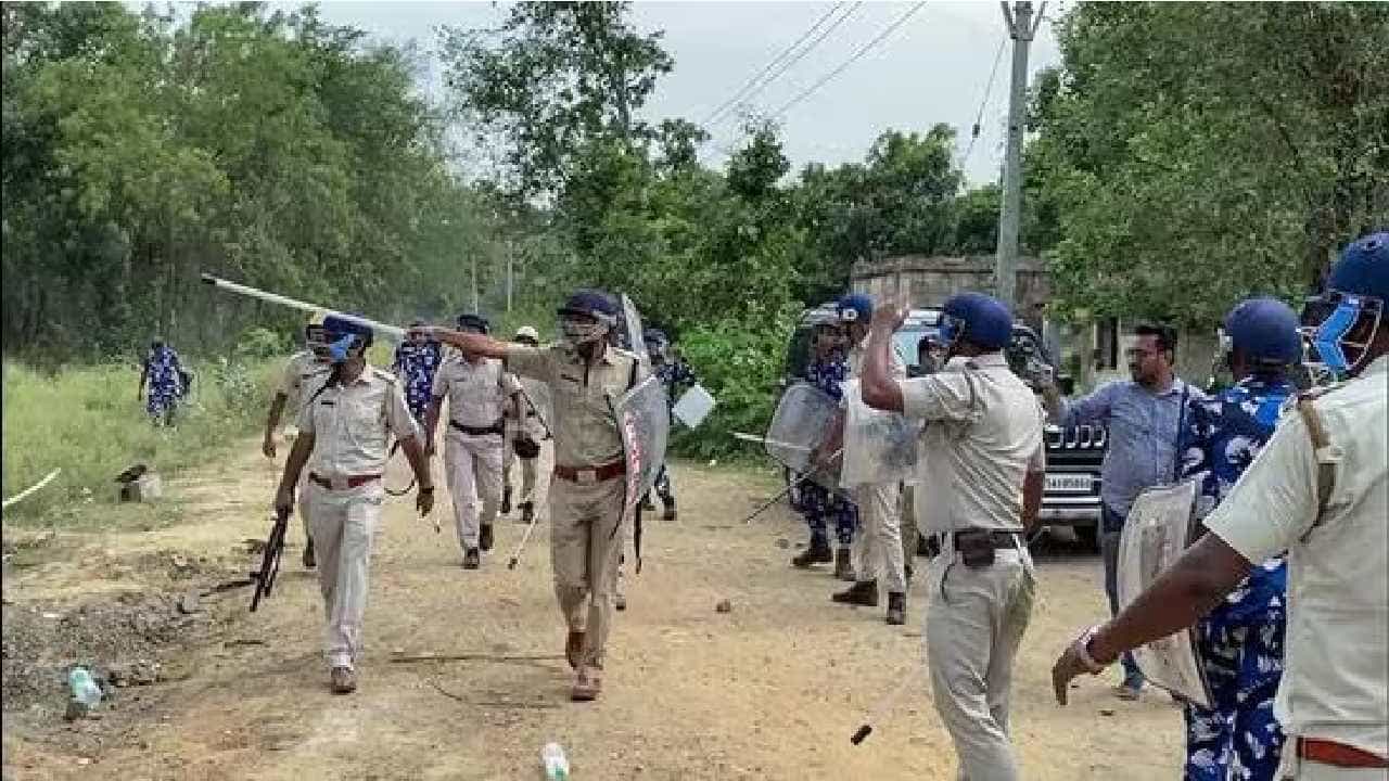 Bengal Panchayat Polls: ಪಶ್ಚಿಮ ಬಂಗಾಳದಲ್ಲಿ ನಡೆದ ಘರ್ಷಣೆಯಲ್ಲಿ ಟಿಎಂಸಿ ಕಾರ್ಯಕರ್ತ ಗುಂಡೇಟಿಗೆ ಬಲಿ, 6 ಮಂದಿಗೆ ಗಾಯ Bengal Panchayat Polls: ಪಶ್ಚಿಮ ಬಂಗಾಳದಲ್ಲಿ ನಡೆದ ಘರ್ಷಣೆಯಲ್ಲಿ ಟಿಎಂಸಿ ಕಾರ್ಯಕರ್ತ ಗುಂಡೇಟಿಗೆ ಬಲಿ, 6 ಮಂದಿಗೆ ಗಾಯ