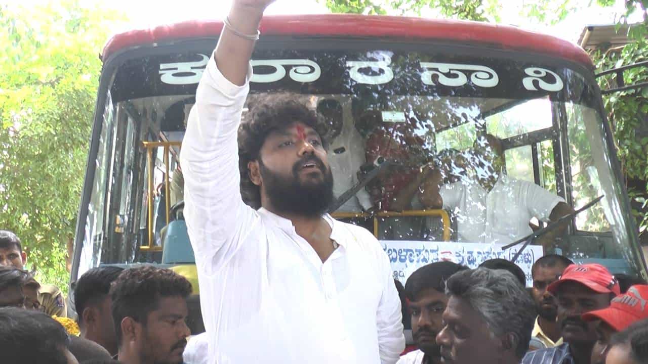 ಬಸ್ ನೋಡದ ಹಳ್ಳಿಗಳಿಗೆ ಬಸ್ನಲ್ಲಿಯೇ ಹೊರಟ ಶಾಸಕ ಪ್ರದೀಪ್; ನೂತನ ಶಾಸಕನ ಸ್ಟೈಲ್ಗೆ ಮನಸೋತ ಜನ! ಬಸ್ ನೋಡದ ಹಳ್ಳಿಗಳಿಗೆ ಬಸ್ನಲ್ಲಿಯೇ ಹೊರಟ ಶಾಸಕ ಪ್ರದೀಪ್; ನೂತನ ಶಾಸಕನ ಸ್ಟೈಲ್ಗೆ ಮನಸೋತ ಜನ!