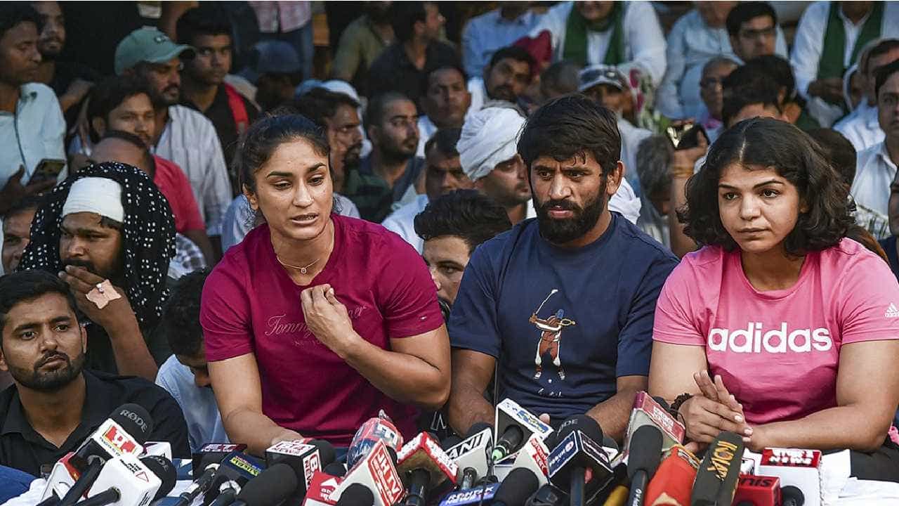Wrestlers Protest: ಇನ್ಮುಂದೆ ಬೀದಿಗಿಳಿದು ಪ್ರತಿಭಟನೆ ಮಾಡುವುದಿಲ್ಲ ಏನಿದ್ರೂ ಕೋರ್ಟ್ನಲ್ಲಿ ಹೋರಾಟ ಎಂದ ಕುಸ್ತಿಪಟುಗಳು Wrestlers Protest: ಇನ್ಮುಂದೆ ಬೀದಿಗಿಳಿದು ಪ್ರತಿಭಟನೆ ಮಾಡುವುದಿಲ್ಲ ಏನಿದ್ರೂ ಕೋರ್ಟ್ನಲ್ಲಿ ಹೋರಾಟ ಎಂದ ಕುಸ್ತಿಪಟುಗಳು