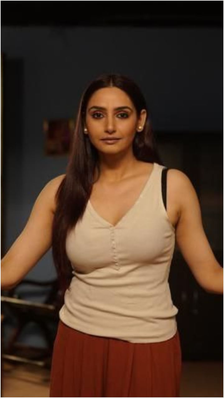 Ragini Dwivedi(21)