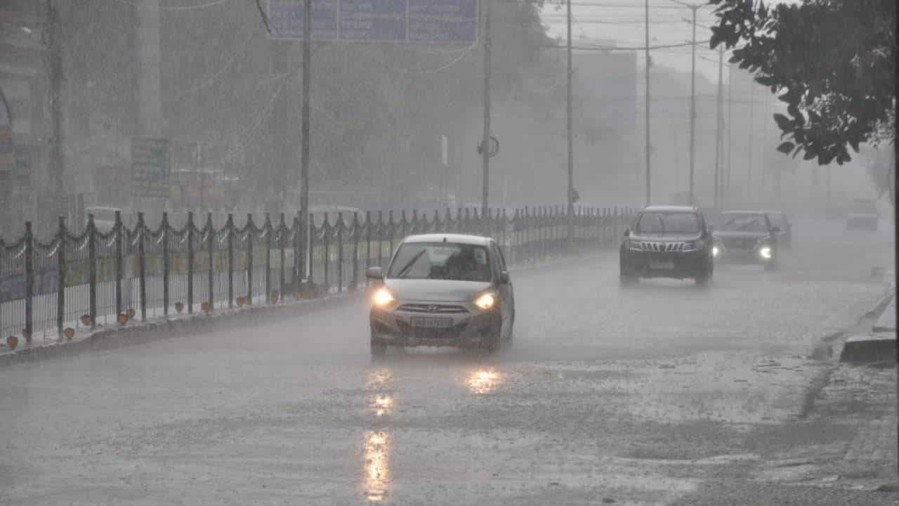 Cyclone Biporjoy: ಚಂಡಮಾರುತ ಆರ್ಭಟ; ಕರ್ನಾಟಕ ಸೇರಿ ಹಲವು ರಾಜ್ಯಗಳಲ್ಲಿ ಭಾರಿ ಮಳೆ ಸಾಧ್ಯತೆ Cyclone Biporjoy: ಚಂಡಮಾರುತ ಆರ್ಭಟ; ಕರ್ನಾಟಕ ಸೇರಿ ಹಲವು ರಾಜ್ಯಗಳಲ್ಲಿ ಭಾರಿ ಮಳೆ ಸಾಧ್ಯತೆ