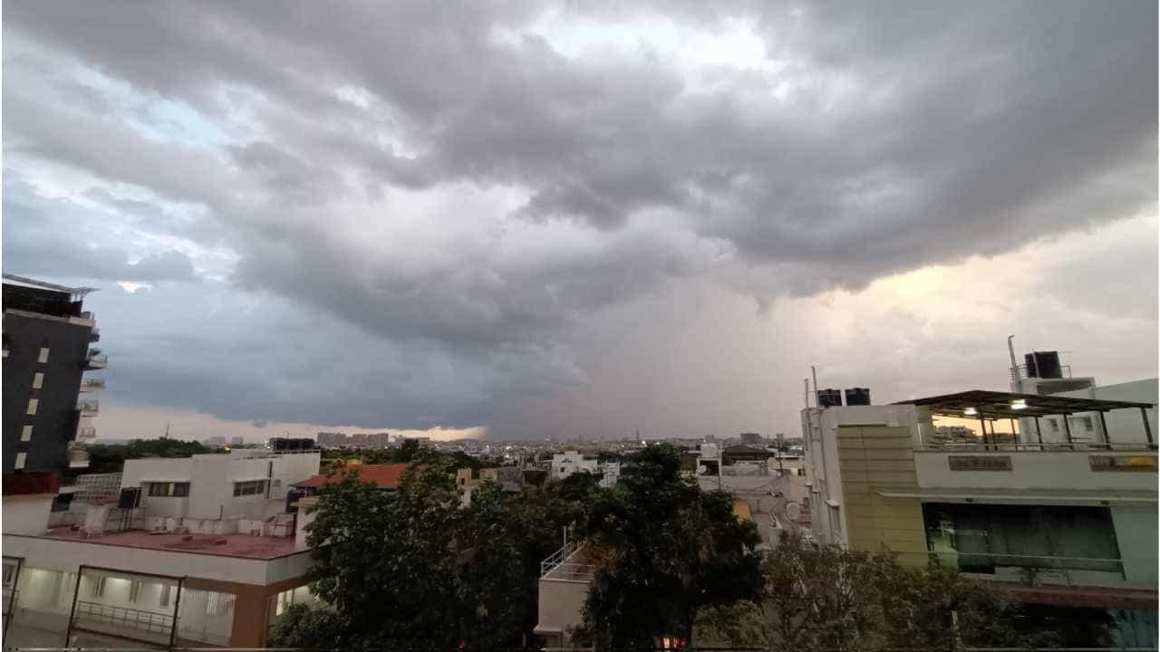 Karnataka Rain: ಬೆಂಗಳೂರು ಸೇರಿದಂತೆ ರಾಜ್ಯದ ದಕ್ಷಿಣ ಒಳನಾಡಿನಲ್ಲಿ ಇಂದಿನಿಂದ ಭಾರಿ ಮಳೆ Karnataka Rain: ಬೆಂಗಳೂರು ಸೇರಿದಂತೆ ರಾಜ್ಯದ ದಕ್ಷಿಣ ಒಳನಾಡಿನಲ್ಲಿ ಇಂದಿನಿಂದ ಭಾರಿ ಮಳೆ