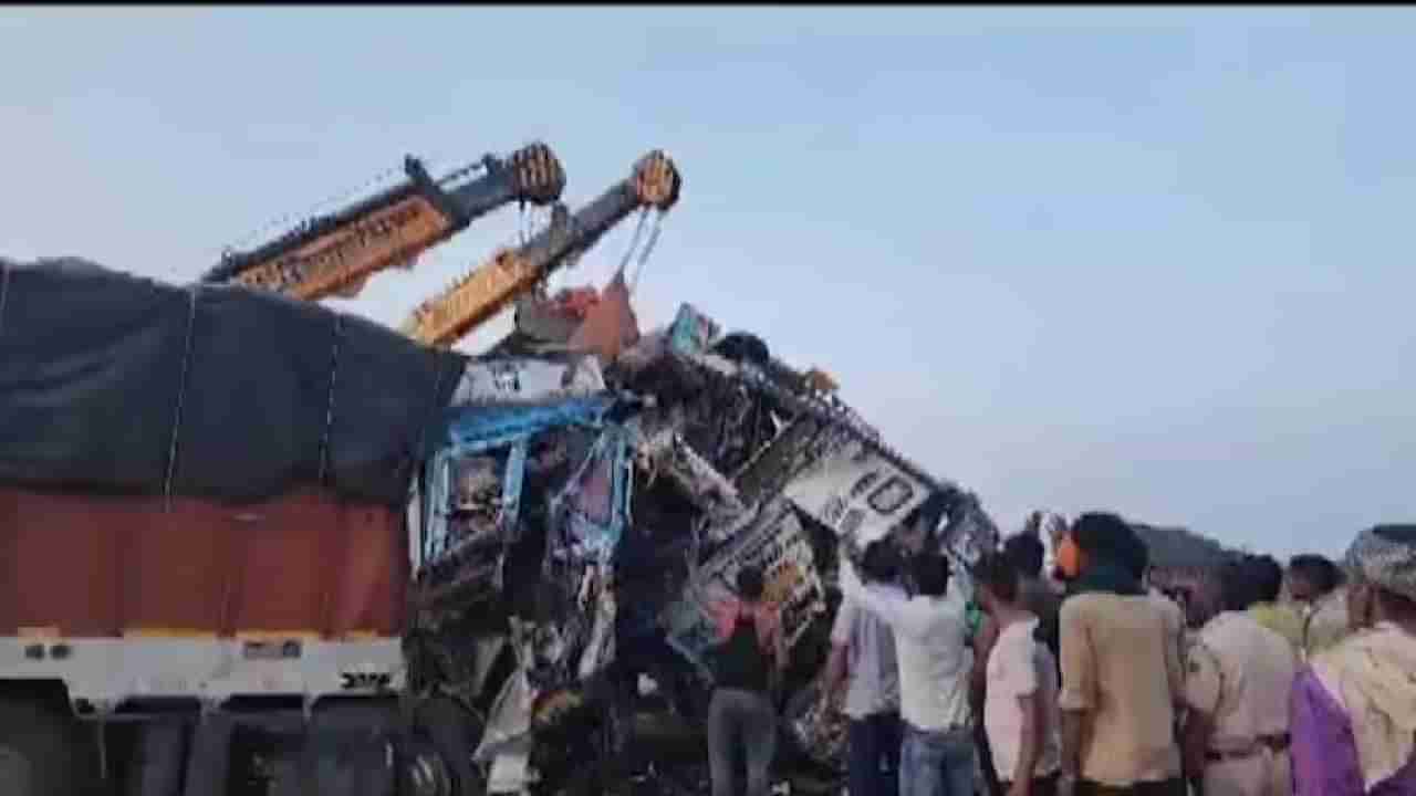 Rajasthan Accident: ರಾಜಸ್ಥಾನದಲ್ಲಿ ಎರಡು ಲಾರಿಗಳ ಮಧ್ಯೆ ಮುಖಾಮುಖಿ ಡಿಕ್ಕಿ: ಗಂಟೆಗಳ ಕಾಲ ಬಾನೆಟ್​ನಲ್ಲಿ ಸಿಲುಕಿದ್ದ ಚಾಲಕನ ರಕ್ಷಣೆ