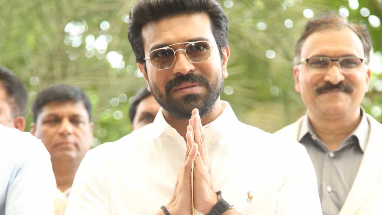 ಅಪ್ಪನಾದ ಬಳಿಕ ಮೊದಲ ಬಾರಿ ಮಾಧ್ಯಮಗಳ ಮುಂದೆ ಬಂದ ರಾಮ್ ಚರಣ್: ಕೈ ಮುಗಿದಿದ್ದು ಯಾರಿಗೆ? ಅಪ್ಪನಾದ ಬಳಿಕ ಮೊದಲ ಬಾರಿ ಮಾಧ್ಯಮಗಳ ಮುಂದೆ ಬಂದ ರಾಮ್ ಚರಣ್: ಕೈ ಮುಗಿದಿದ್ದು ಯಾರಿಗೆ?