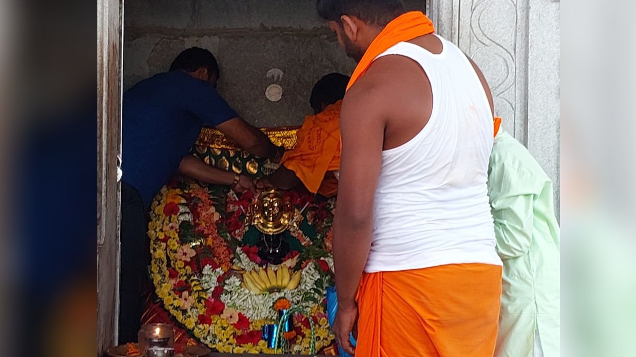 Ex mla Ramachandra offered a gold mask to Goddess Ucchangemma vijayanagara after karnataka assembly election defeat