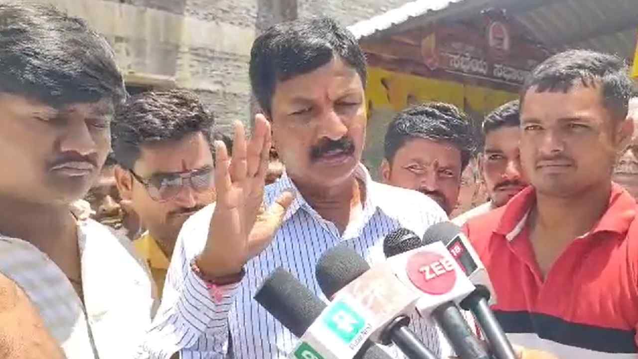 ಲೋಕಸಭೆ ಚುನಾವಣೆವರೆಗೆ ಗುದ್ದಾಡಿ ಗ್ಯಾರಂಟಿ ಯೋಜನೆಗಳನ್ನು ಕೊಡುತ್ತಾರೆ: ರಮೇಶ್ ಜಾರಕಿಹೊಳಿ ಲೋಕಸಭೆ ಚುನಾವಣೆವರೆಗೆ ಗುದ್ದಾಡಿ ಗ್ಯಾರಂಟಿ ಯೋಜನೆಗಳನ್ನು ಕೊಡುತ್ತಾರೆ: ರಮೇಶ್ ಜಾರಕಿಹೊಳಿ