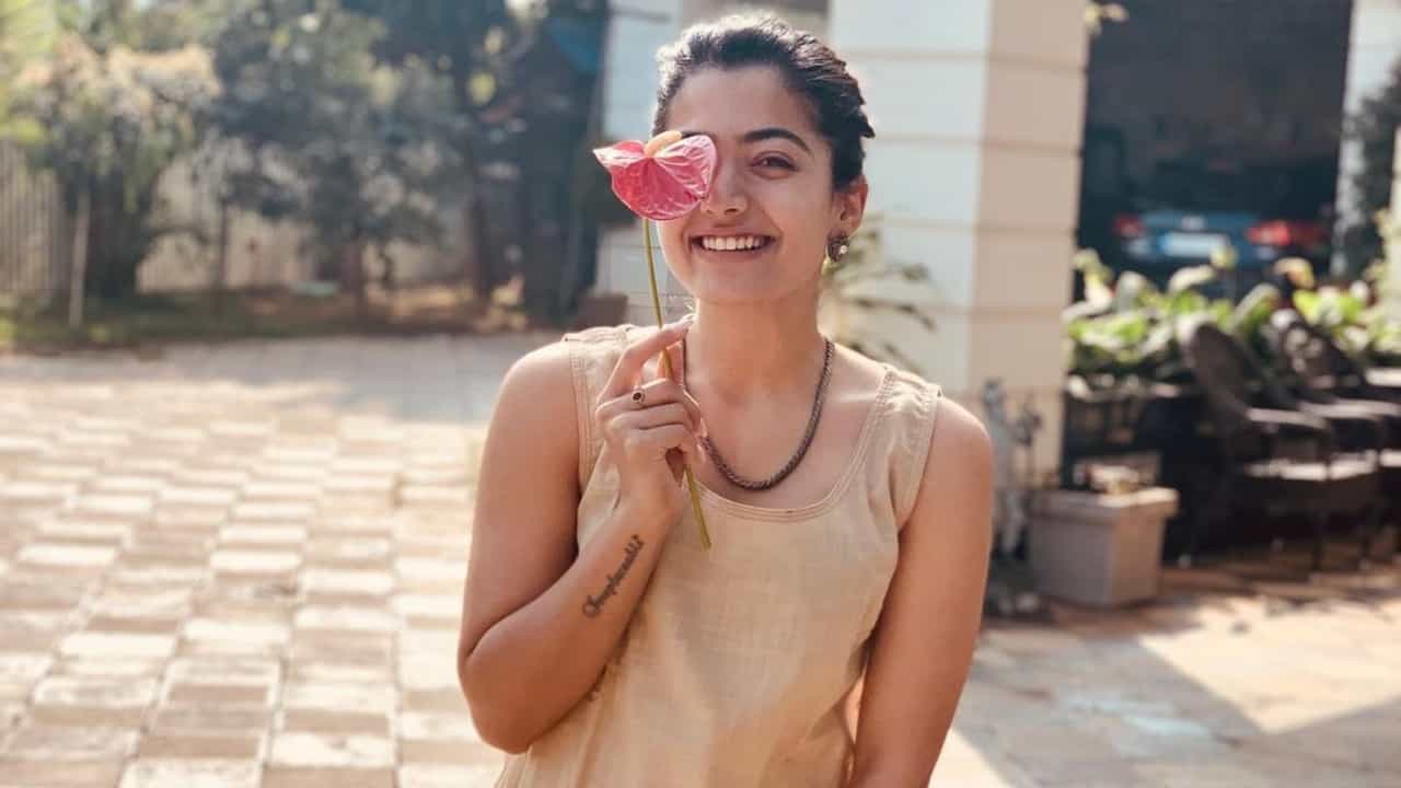 Rashmika Mandanna: ಸಂತೋಷದ ಜೀವನಕ್ಕಾಗಿ ಅಭಿಮಾನಿಗಳಿಗೆ ಹೊಸ ಮಂತ್ರ ಹೇಳಿಕೊಟ್ಟ ನಟಿ ರಶ್ಮಿಕಾ ಮಂದಣ್ಣ Rashmika Mandanna: ಸಂತೋಷದ ಜೀವನಕ್ಕಾಗಿ ಅಭಿಮಾನಿಗಳಿಗೆ ಹೊಸ ಮಂತ್ರ ಹೇಳಿಕೊಟ್ಟ ನಟಿ ರಶ್ಮಿಕಾ ಮಂದಣ್ಣ