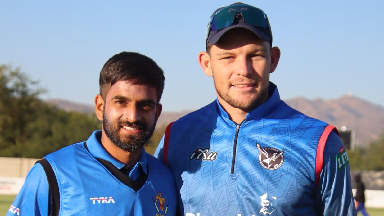 Namibia vs Karnataka: ಕರ್ನಾಟಕ ಹಾಗೂ ನಮೀಬಿಯಾ ನಡುವಣ ಏಕದಿನ ಸರಣಿಯು ಭರದಿಂದ ಸಾಗುತ್ತಿದೆ. 5 ಪಂದ್ಯಗಳ ಈ ಸರಣಿಯ ಮೊದಲೆರಡು ಪಂದ್ಯಗಳು ಮುಗಿದಿದ್ದು, ಉಭಯ ತಂಡಗಳು ಸಮಬಲ ಸಾಧಿಸಿದೆ.