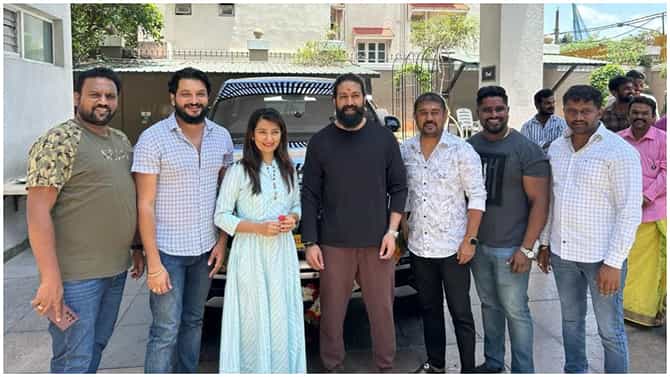 Yash New Car: ಹೊಸ ಕಾರಿನ ಜೊತೆ ಖುಷಿಯಿಂದ ಫೋಟೋಗೆ ಪೋಸ್​ ನೀಡಿದ ಯಶ್​-ರಾಧಿಕಾ ಪಂಡಿತ್​ ಕುಟುಂಬ