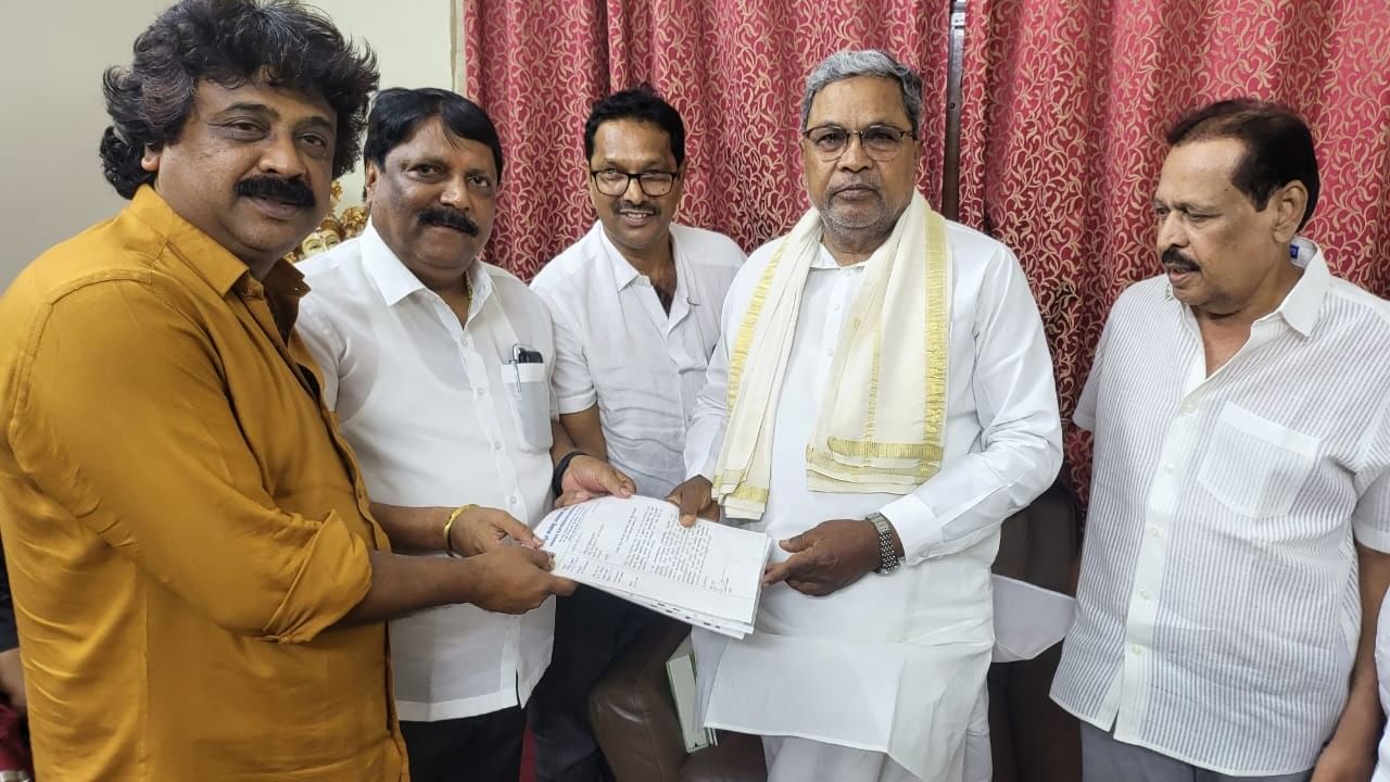 ಸಬ್ಸಿಡಿ ಹಣ, ಪ್ರಶಸ್ತಿ, ಚಿತ್ರಮಂದಿರಗಳ ಪರಿಸ್ಥಿತಿ ಇತರ ಸಮಸ್ಯೆಗಳ ಬಗ್ಗೆ ಸಿಎಂಗೆ ಮನವಿ ಸಬ್ಸಿಡಿ ಹಣ, ಪ್ರಶಸ್ತಿ, ಚಿತ್ರಮಂದಿರಗಳ ಪರಿಸ್ಥಿತಿ ಇತರ ಸಮಸ್ಯೆಗಳ ಬಗ್ಗೆ ಸಿಎಂಗೆ ಮನವಿ