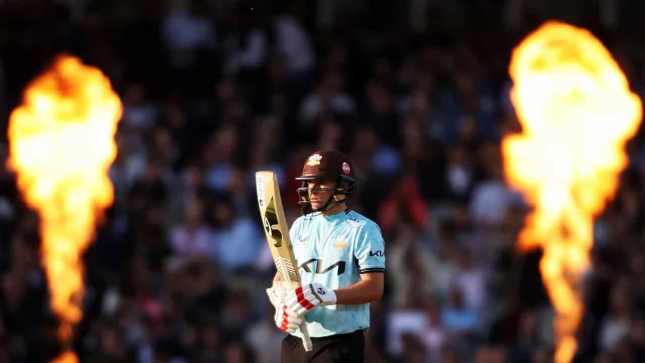 T20 Blast 2023: ಇಂಗ್ಲೆಂಡ್ನಲ್ಲಿ ನಡೆಯುತ್ತಿರುವ ಟಿ20 ಬ್ಲಾಸ್ಟ್ ಟೂರ್ನಿಯಲ್ಲಿ ಭರ್ಜರಿ ಅರ್ಧಶತಕ ಸಿಡಿಸುವ ಮೂಲಕ ಸ್ಯಾಮ್ ಕರನ್ ಹೊಸ ದಾಖಲೆ ನಿರ್ಮಿಸಿದ್ದಾರೆ. ಲಂಡನ್ನ ಓವಲ್ ಮೈದಾನದಲ್ಲಿ ನಡೆದ ಈ ಪಂದ್ಯದಲ್ಲಿ ಸರ್ರೆ ಹಾಗೂ ಗ್ಲಾಮೋರ್ಗನ್ ತಂಡಗಳು ಮುಖಾಮುಖಿಯಾಗಿತ್ತು.