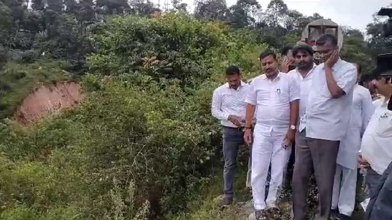 ಶಿರಾಡಿ ಘಾಟ್ ರಸ್ತೆ ಪರಿಶೀಲಿಸಿದ ಸತೀಶ್ ಜಾರಕಿಹೊಳಿ; ನವೆಂಬರ್ 1 ರ ಒಳಗೆ ಹಾಸನ-ಸಕಲೇಶಪುರ ಹೆದ್ದಾರಿ ಕಾಮಗಾರಿ ಪೂರ್ಣಕ್ಕೆ ಸೂಚನೆ ಶಿರಾಡಿ ಘಾಟ್ ರಸ್ತೆ ಪರಿಶೀಲಿಸಿದ ಸತೀಶ್ ಜಾರಕಿಹೊಳಿ; ನವೆಂಬರ್ 1 ರ ಒಳಗೆ ಹಾಸನ-ಸಕಲೇಶಪುರ ಹೆದ್ದಾರಿ ಕಾಮಗಾರಿ ಪೂರ್ಣಕ್ಕೆ ಸೂಚನೆ