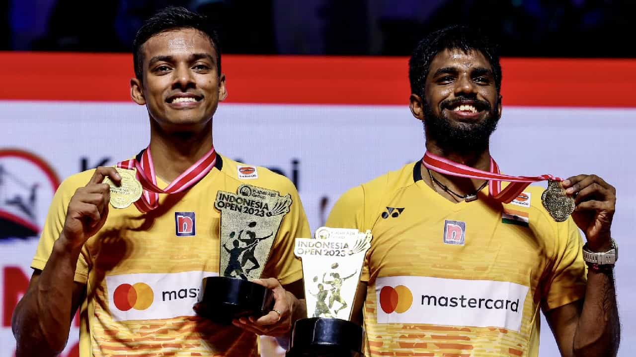 Indonesia Open 2023: ಜಕಾರ್ತಾದಲ್ಲಿ ನಡೆದ ಇಂಡೋನೇಷ್ಯಾ ಓಪನ್ ಬ್ಯಾಡ್ಮಿಂಟನ್ ಟೂರ್ನಿಯಲ್ಲಿ ಸಾತ್ವಿಕ್ಸಾಯಿರಾಜ್ ರಂಕಿರೆಡ್ಡಿ (Satwiksairaj Rankireddy) ಮತ್ತು ಚಿರಾಗ್ ಶೆಟ್ಟಿ (Chirag Shetty) ಜೋಡಿ ಪುರುಷರ ಡಬಲ್ಸ್ ಪ್ರಶಸ್ತಿ ಗೆದ್ದು ಹೊಸ ಇತಿಹಾಸ ನಿರ್ಮಿಸಿದ್ದಾರೆ. ಇದು BWF 1000 ಸೂಪರ್ ಸಿರೀಸ್ನಲ್ಲಿ ಭಾರತಕ್ಕೆ ಲಭಿಸಿದ ಮೊದಲ ಪ್ರಶಸ್ತಿ ಎಂಬುದು ವಿಶೇಷ.