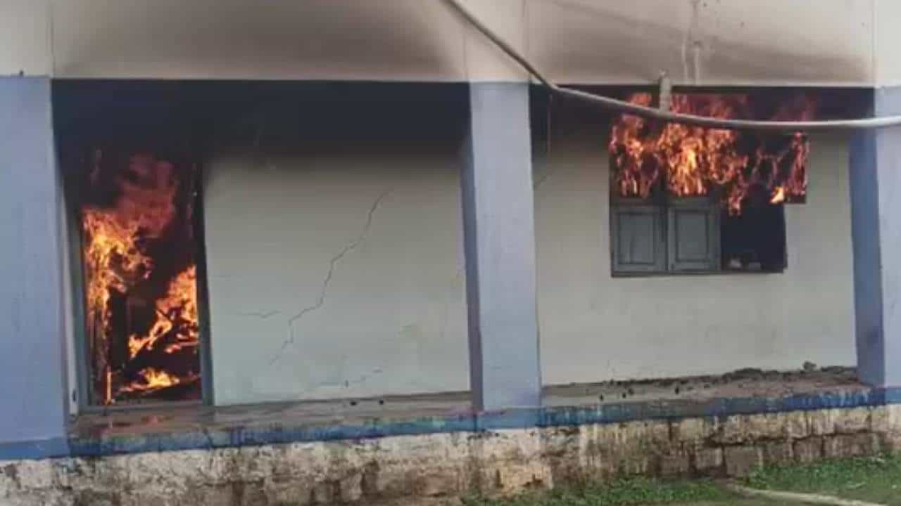 Chamarajanagar News: ಆಕಸ್ಮಿಕ ಬೆಂಕಿ ಅವಘಡ, ಹೊತ್ತಿ ಉರಿದ ಶಾಲೆ: ಪಠ್ಯ ಪುಸ್ತಕ, ಡೆಸ್ಕ್ ಬೆಂಕಿಗಾಹುತಿ Chamarajanagar News: ಆಕಸ್ಮಿಕ ಬೆಂಕಿ ಅವಘಡ, ಹೊತ್ತಿ ಉರಿದ ಶಾಲೆ: ಪಠ್ಯ ಪುಸ್ತಕ, ಡೆಸ್ಕ್ ಬೆಂಕಿಗಾಹುತಿ