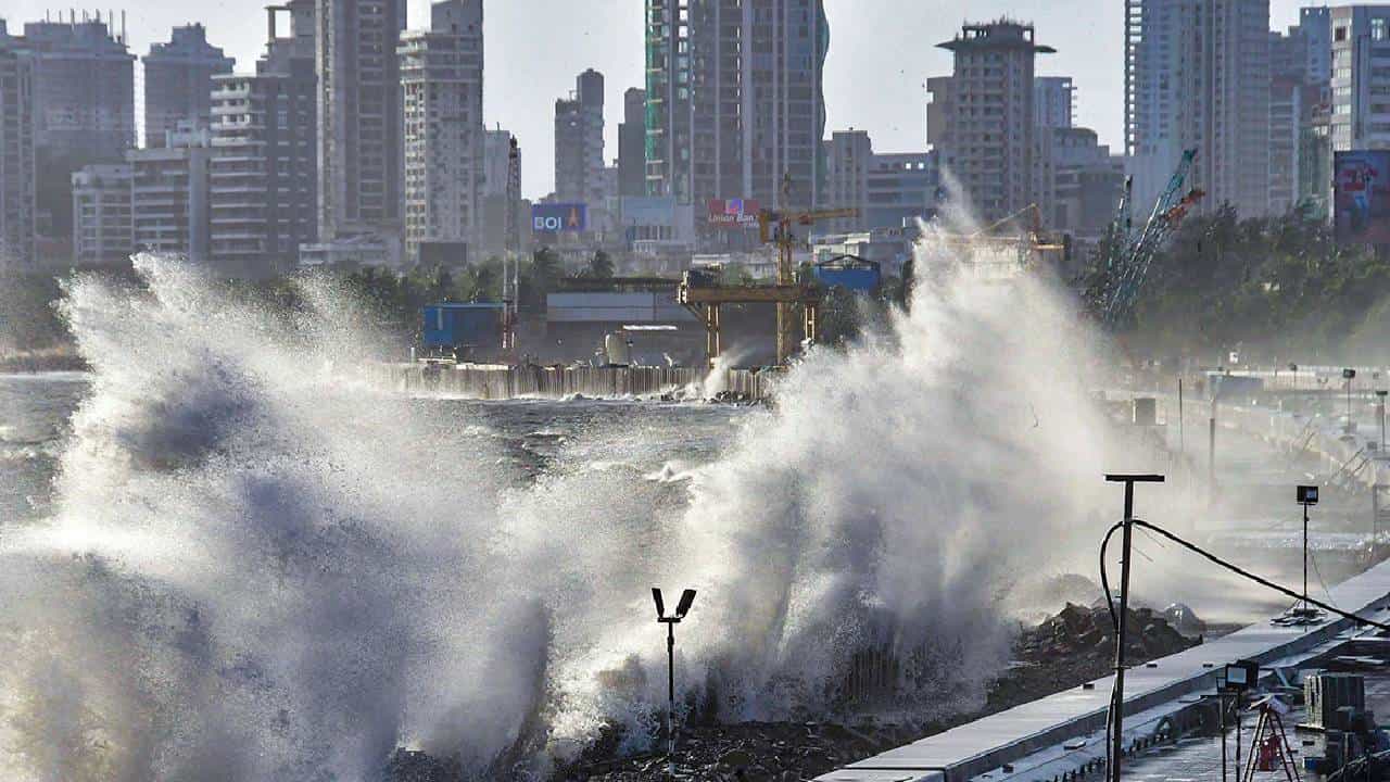 Biporjoy Cyclone: ಗುಜರಾತ್ನತ್ತ ಬಿಪರ್ಜಾಯ್ ಚಂಡಮಾರುತ; ಹೈಅಲರ್ಟ್ ಘೋಷಣೆ Biporjoy Cyclone: ಗುಜರಾತ್ನತ್ತ ಬಿಪರ್ಜಾಯ್ ಚಂಡಮಾರುತ; ಹೈಅಲರ್ಟ್ ಘೋಷಣೆ