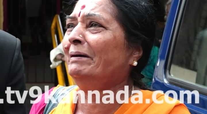 ಮಗ-ಸೊಸೆ ನಿತ್ಯ ಕಿರುಕುಳ ಕೊಡ್ತಾರೆ: ಕಣ್ಣೀರ ಕತೆ ಹೇಳಿಕೊಂಡ ಹಿರಿಯ ನಟಿ ಶ್ಯಾಮಲಾ ದೇವಿ ಮಗ-ಸೊಸೆ ನಿತ್ಯ ಕಿರುಕುಳ ಕೊಡ್ತಾರೆ: ಕಣ್ಣೀರ ಕತೆ ಹೇಳಿಕೊಂಡ ಹಿರಿಯ ನಟಿ ಶ್ಯಾಮಲಾ ದೇವಿ