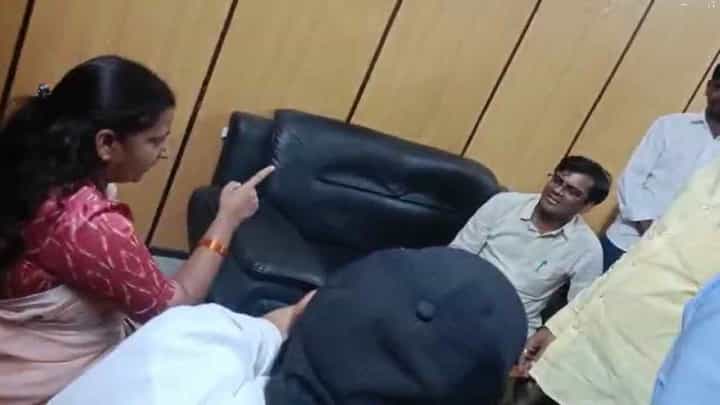 ಗದಗ: ಐಬಿ ರೂಮ್ಗಾಗಿ ಶಿರಹಟ್ಟಿ ಕ್ಷೇತ್ರದ ಶಾಸಕ ಚಂದ್ರು ಲಮಾಣಿ ಮತ್ತು ಸುಜಾತಾ ದೊಡ್ಡಮನಿ ನಡುವೆ ವಾಗ್ವಾದ ಗದಗ: ಐಬಿ ರೂಮ್ಗಾಗಿ ಶಿರಹಟ್ಟಿ ಕ್ಷೇತ್ರದ ಶಾಸಕ ಚಂದ್ರು ಲಮಾಣಿ ಮತ್ತು ಸುಜಾತಾ ದೊಡ್ಡಮನಿ ನಡುವೆ ವಾಗ್ವಾದ
