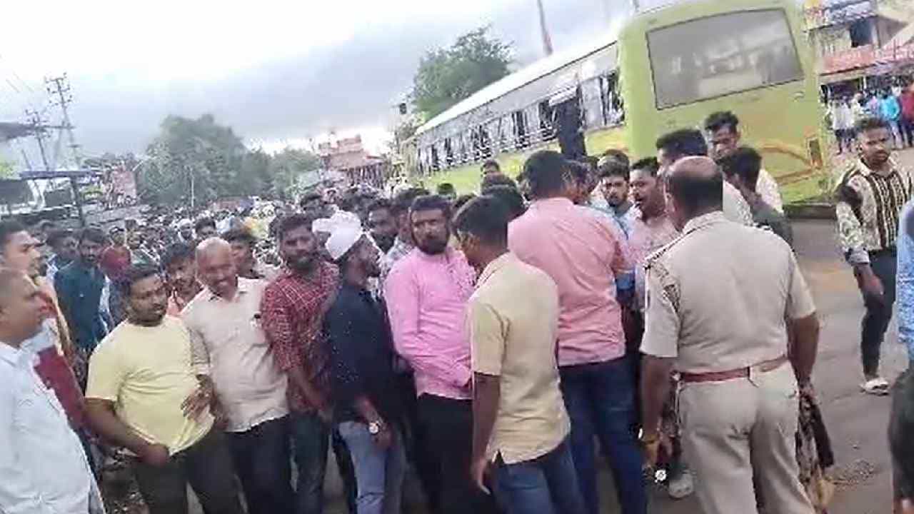 ಶಿವಮೊಗ್ಗ: ಗೋವಿನ ಚರ್ಮ ಸಾಗಾಟ ತಡೆದಿದ್ದಕ್ಕೆ ಶಿಕಾರಿಪುರ ಪೊಲೀಸ್ ಠಾಣೆ ಎದುರೇ ವ್ಯಕ್ತಿ ಮೇಲೆ ಹಲ್ಲೆ ಶಿವಮೊಗ್ಗ: ಗೋವಿನ ಚರ್ಮ ಸಾಗಾಟ ತಡೆದಿದ್ದಕ್ಕೆ ಶಿಕಾರಿಪುರ ಪೊಲೀಸ್ ಠಾಣೆ ಎದುರೇ ವ್ಯಕ್ತಿ ಮೇಲೆ ಹಲ್ಲೆ