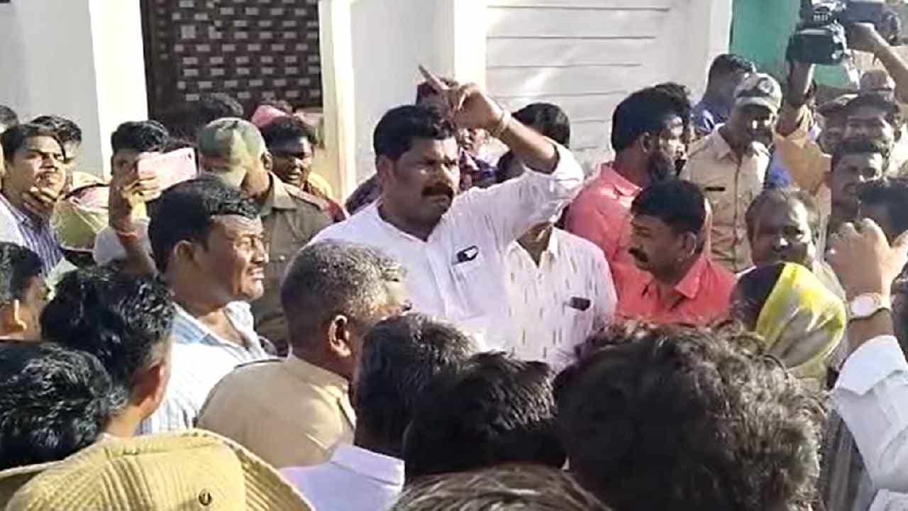 ಕೊಪ್ಪಳ: ಕಲುಷಿತ ನೀರು ಸೇವಿಸಿ ಸಾವನ್ನಪ್ಪಿದವರ ಕುಟುಂಬಕ್ಕೆ 2 ಲಕ್ಷ ಪರಿಹಾರ ಘೋಷಣೆ ಕೊಪ್ಪಳ: ಕಲುಷಿತ ನೀರು ಸೇವಿಸಿ ಸಾವನ್ನಪ್ಪಿದವರ ಕುಟುಂಬಕ್ಕೆ 2 ಲಕ್ಷ ಪರಿಹಾರ ಘೋಷಣೆ