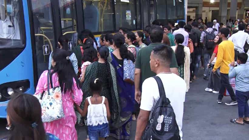 ಚಿಕ್ಕಬಳ್ಳಾಪುರದಲ್ಲಿ ಬಸ್ಗಳ ಕೊರತೆ: ಶಕ್ತಿ ಯೋಜನೆ ಜಾರಿಯಾದ ಮೊದಲ ದಿನವೇ ಮಹಿಳೆಯರ ಪರದಾಟ