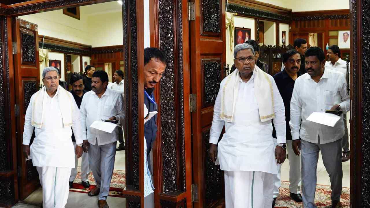 ವಾಸ್ತು ಸರಿಯಿಲ್ಲವೆಂದು ಮುಚ್ಚಿದ್ದ ಕಚೇರಿಯ ದಕ್ಷಿಣ ಬಾಗಿಲು ತೆರೆಸಿ ಒಳ ಪ್ರವೇಶಿಸಿದ ಸಿಎಂ ಸಿದ್ದರಾಮಯ್ಯ, ಬಳಿಕ ಹೇಳಿದ್ದೇನು ಗೊತ್ತಾ? ವಾಸ್ತು ಸರಿಯಿಲ್ಲವೆಂದು ಮುಚ್ಚಿದ್ದ ಕಚೇರಿಯ ದಕ್ಷಿಣ ಬಾಗಿಲು ತೆರೆಸಿ ಒಳ ಪ್ರವೇಶಿಸಿದ ಸಿಎಂ ಸಿದ್ದರಾಮಯ್ಯ, ಬಳಿಕ ಹೇಳಿದ್ದೇನು ಗೊತ್ತಾ?