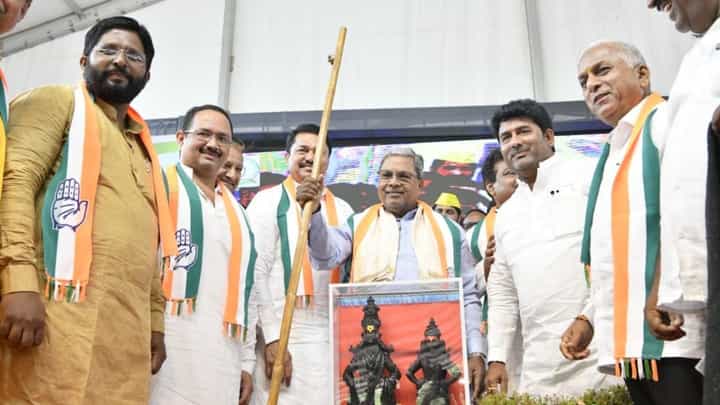 Siddaramaiah: ಮಹಾರಾಷ್ಟ್ರದ ಕಾಂಗ್ರೆಸ್ ಮಹಾಸಮಾವೇಶದಲ್ಲಿ CM ಸಿದ್ದರಾಮಯ್ಯ ಭಾಗಿ, ಕಿಕ್ಕಿರಿದು ತುಂಬಿದ ಜನ Siddaramaiah: ಮಹಾರಾಷ್ಟ್ರದ ಕಾಂಗ್ರೆಸ್ ಮಹಾಸಮಾವೇಶದಲ್ಲಿ CM ಸಿದ್ದರಾಮಯ್ಯ ಭಾಗಿ, ಕಿಕ್ಕಿರಿದು ತುಂಬಿದ ಜನ