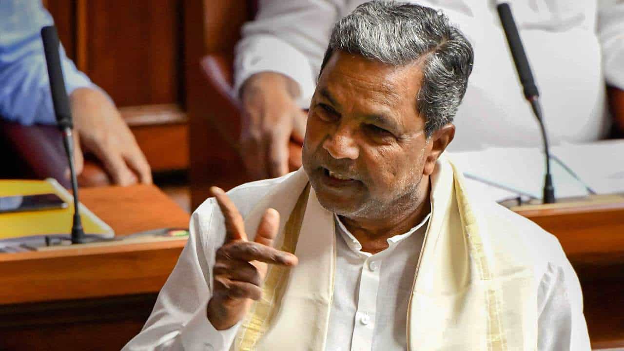 ಜನರ ಸಂಕಷ್ಟಕ್ಕೆ ಸ್ಪಂದಿಸದ್ದರೇ ಮುಲಾಜಿಲ್ಲದೆ ಕ್ರಮಕೈಗೊಳ್ಳಲಾಗುವುದು: ಅಧಿಕಾರಿಗಳಿಗೆ ಸಿಎಂ ಸಿದ್ಧರಾಮಯ್ಯ ಎಚ್ಚರಿಕೆ ಜನರ ಸಂಕಷ್ಟಕ್ಕೆ ಸ್ಪಂದಿಸದ್ದರೇ ಮುಲಾಜಿಲ್ಲದೆ ಕ್ರಮಕೈಗೊಳ್ಳಲಾಗುವುದು: ಅಧಿಕಾರಿಗಳಿಗೆ ಸಿಎಂ ಸಿದ್ಧರಾಮಯ್ಯ ಎಚ್ಚರಿಕೆ