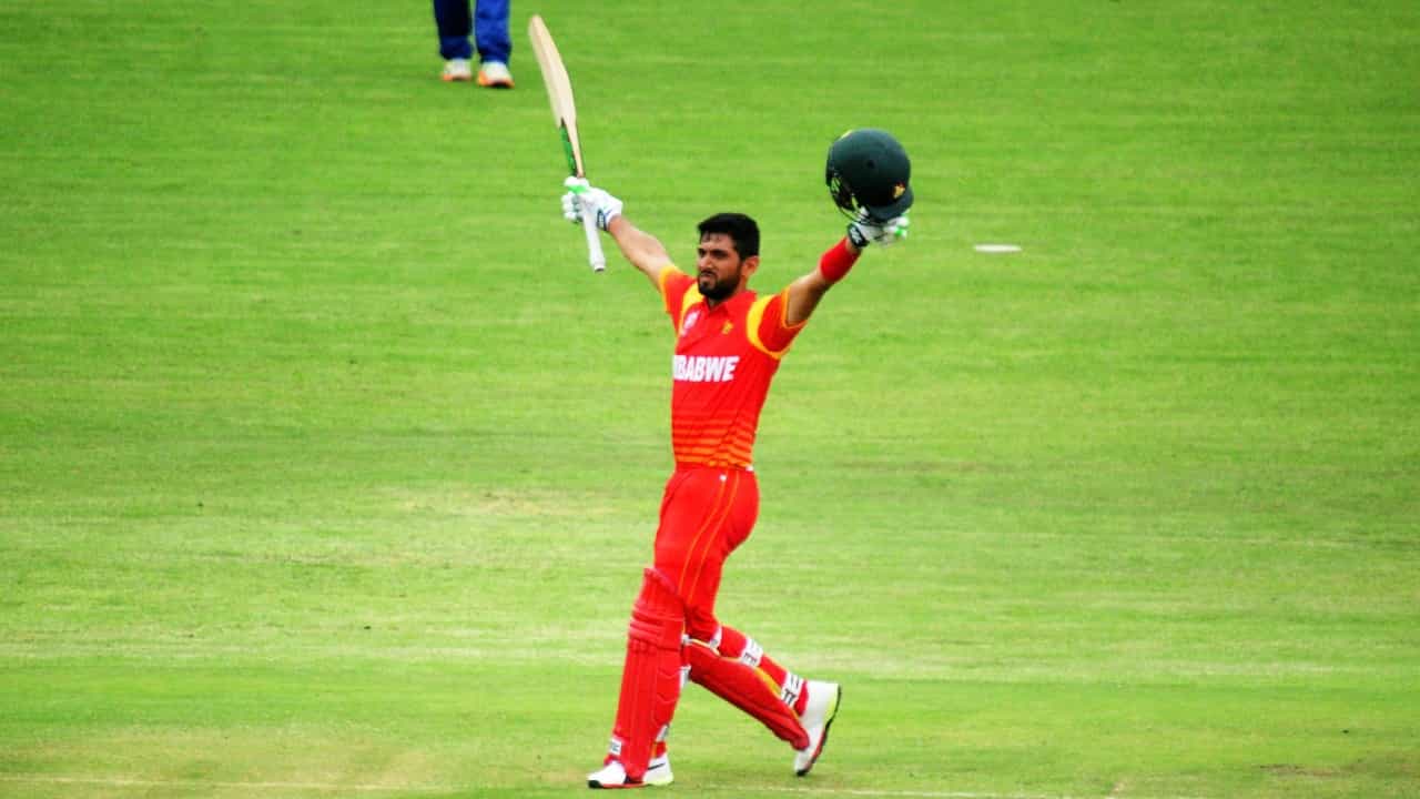 Fastest Century in ODI: ಹರಾರೆಯಲ್ಲಿ ನಡೆದ ಏಕದಿನ ವಿಶ್ವಕಪ್ನ ಅರ್ಹತಾ ಸುತ್ತಿನ ಪಂದ್ಯದಲ್ಲಿ ಝಿಂಬಾಬ್ವೆ ಆಟಗಾರ ಸಿಕಂದರ್ ರಾಝ ಭರ್ಜರಿ ಶತಕ ಸಿಡಿಸಿ ಮಿಂಚಿದ್ದಾರೆ. ನೆದರ್ಲ್ಯಾಂಡ್ಸ್ ವಿರುದ್ಧದ ಈ ಪಂದ್ಯದಲ್ಲಿ ರಾಝ ಕೇವಲ 54 ಎಸೆತಗಳಲ್ಲಿ ಶತಕ ಪೂರೈಸಿದ್ದರು.