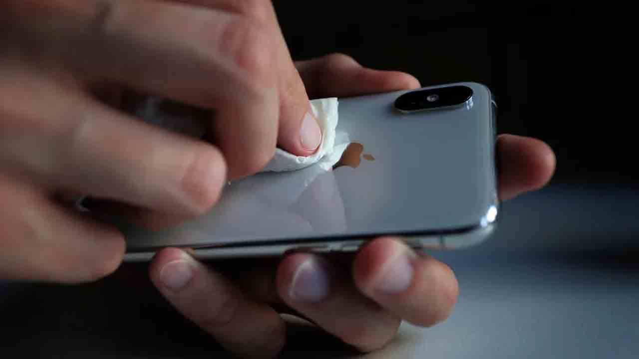 Mobile Camera Cleaning Tips: ಮನೆಯಲ್ಲೇ ಕುಳಿತು ಸ್ಮಾರ್ಟ್ಫೋನ್ ಕ್ಯಾಮೆರಾ ಕ್ಲೀನ್ ಮಾಡುವುದು ಹೇಗೆ? Mobile Camera Cleaning Tips: ಮನೆಯಲ್ಲೇ ಕುಳಿತು ಸ್ಮಾರ್ಟ್ಫೋನ್ ಕ್ಯಾಮೆರಾ ಕ್ಲೀನ್ ಮಾಡುವುದು ಹೇಗೆ?