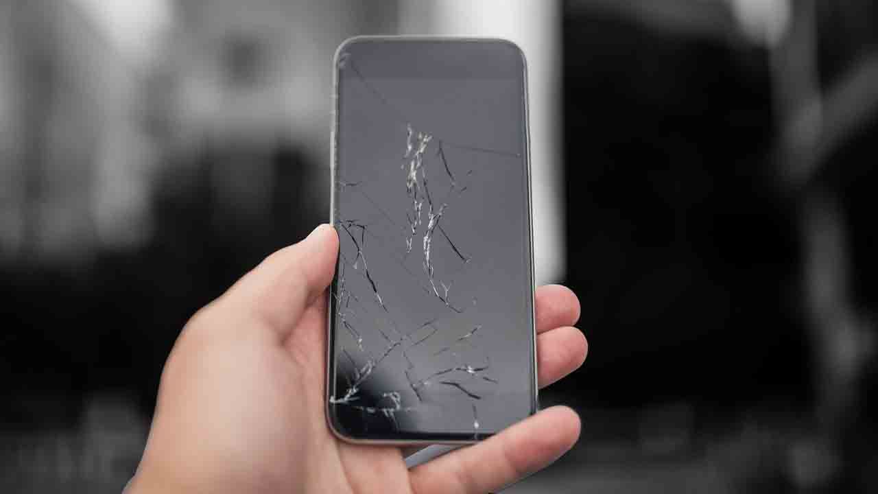 Tech Tips: ನಿಮ್ಮ ಸ್ಮಾರ್ಟ್ಫೋನ್ ಡಿಸ್ ಪ್ಲೇ ಸ್ಕ್ರಾಚ್ ಆಗಿದ್ದರೆ ಬದಲಾಯಿಸಬೇಕಿಲ್ಲ: ಜಸ್ಟ್ ಹೀಗೆ ಮಾಡಿ Tech Tips: ನಿಮ್ಮ ಸ್ಮಾರ್ಟ್ಫೋನ್ ಡಿಸ್ ಪ್ಲೇ ಸ್ಕ್ರಾಚ್ ಆಗಿದ್ದರೆ ಬದಲಾಯಿಸಬೇಕಿಲ್ಲ: ಜಸ್ಟ್ ಹೀಗೆ ಮಾಡಿ