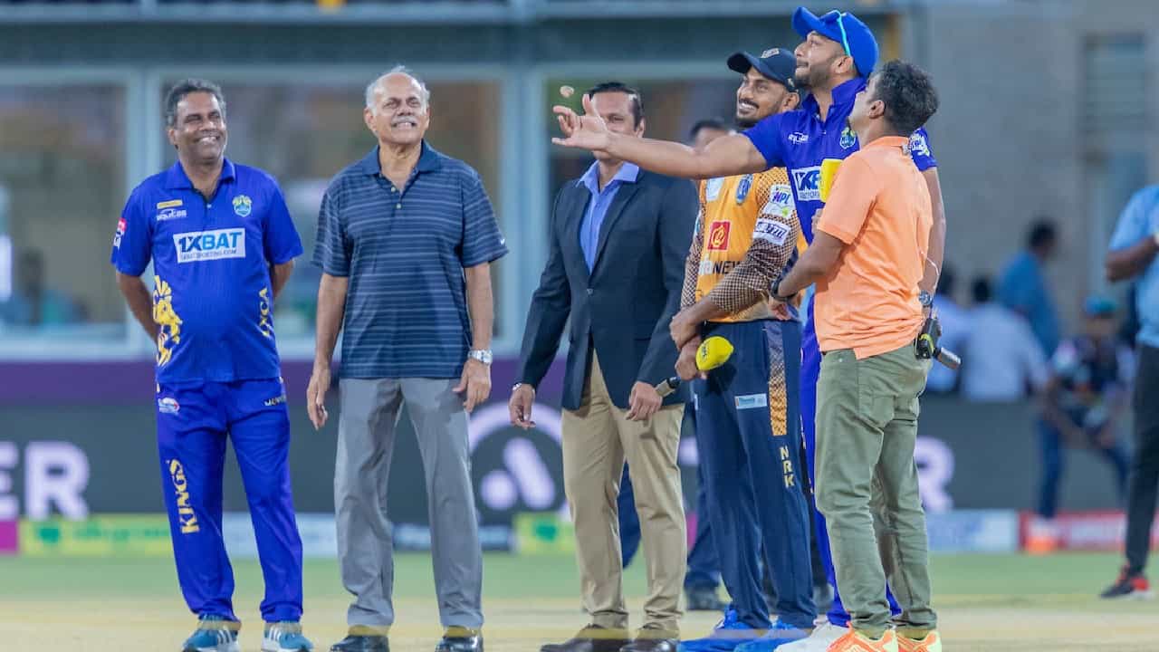 TNPL 2023: ತಮಿಳುನಾಡು ಪ್ರೀಮಿಯರ್ ಲೀಗ್ನ 7ನೇ ಸೀಸನ್ನಲ್ಲಿ ಭರ್ಜರಿ ಶತಕ ಸಿಡಿಸಿ ಅಜಿತೇಶ್ ಗುರುಸ್ವಾಮಿ ಅಬ್ಬರಿಸಿದ್ದಾರೆ. ಲೈಕಾ ಕೋವೈ ಕಿಂಗ್ಸ್ ವಿರುದ್ಧದ ಈ ಪಂದ್ಯದಲ್ಲಿ ಟಾಸ್ ಗೆದ್ದ ನೆಲ್ಲೈ ರಾಯಲ್ ಕಿಂಗ್ಸ್ ತಂಡವು ಬೌಲಿಂಗ್ ಆಯ್ದುಕೊಂಡಿತು.