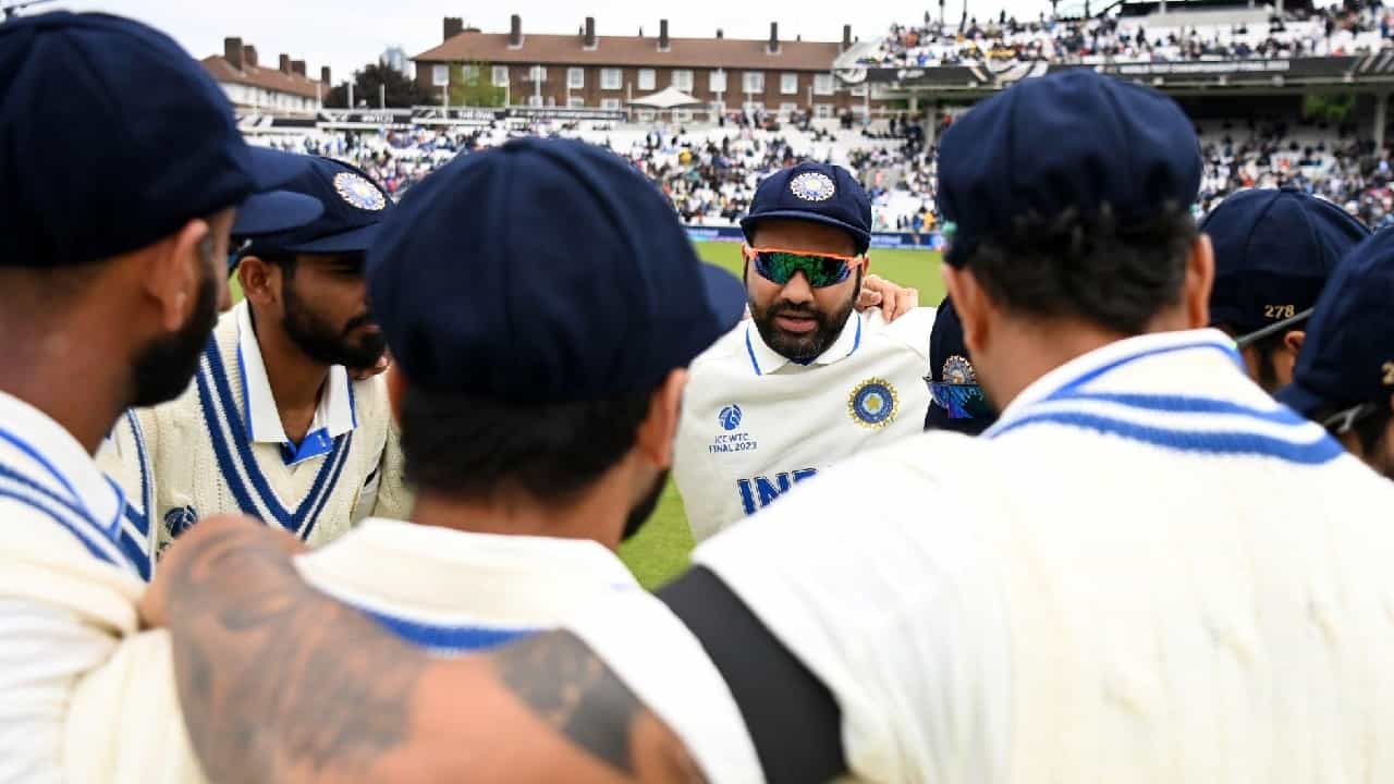 ಲಂಡನ್ನ ಓವಲ್ ಮೈದಾನದಲ್ಲಿ ನಡೆದ ವಿಶ್ವ ಟೆಸ್ಟ್ ಚಾಂಪಿಯನ್ಶಿಪ್ ಫೈನಲ್ ಪಂದ್ಯದಲ್ಲಿ ಆಸ್ಟ್ರೇಲಿಯಾ ವಿರುದ್ದ ಟೀಮ್ ಇಂಡಿಯಾ ಸೋಲನುಭವಿಸಿದೆ. ಈ ಸೋಲಿನೊಂದಿಗೆ ಐಸಿಸಿ ಟ್ರೋಫಿ ಗೆಲ್ಲುವ ಟೀಮ್ ಇಂಡಿಯಾದ ಕನಸು ಮತ್ತೊಮ್ಮೆ ಕಮರಿದೆ.