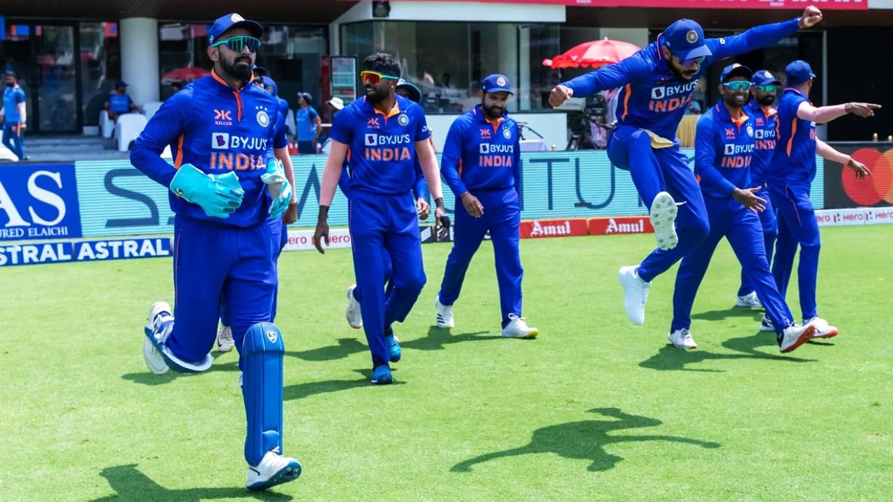 ODI World Cup 2023: ಏಕದಿನ ವಿಶ್ವಕಪ್​​ನ ತನ್ನ ಮೊದಲ ಪಂದ್ಯದಲ್ಲಿ ಟೀಮ್ ಇಂಡಿಯಾ ಆಸ್ಟ್ರೇಲಿಯಾ ತಂಡವನ್ನು ಎದುರಿಸಲಿದೆ. ಅಕ್ಟೋಬರ್ 8 ರಂದು ನಡೆಯಲಿರುವ ಈ ಪಂದ್ಯಕ್ಕೂ ಮುನ್ನ ಟೀಮ್ ಇಂಡಿಯಾ 3 ಏಕದಿನ ಪಂದ್ಯಗಳನ್ನಾಡಲು ನಿರ್ಧರಿಸಿದೆ. ಅದು ಕೂಡ ಭಾರತದಲ್ಲೇ ಎಂಬುದು ವಿಶೇಷ.