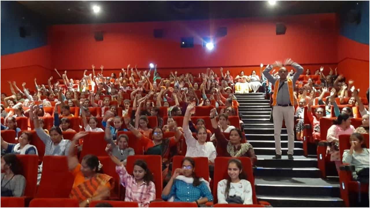 The Kerala Story: ಮೈಸೂರಲ್ಲಿ 215 ಮಹಿಳೆಯರಿಗೆ ಉಚಿತವಾಗಿ ‘ದಿ ಕೇರಳ ಸ್ಟೋರಿ’ ಸಿನಿಮಾ ತೋರಿಸಿದ ವಿಶ್ವ ಹಿಂದೂ ಪರಿಷತ್ The Kerala Story: ಮೈಸೂರಲ್ಲಿ 215 ಮಹಿಳೆಯರಿಗೆ ಉಚಿತವಾಗಿ ‘ದಿ ಕೇರಳ ಸ್ಟೋರಿ’ ಸಿನಿಮಾ ತೋರಿಸಿದ ವಿಶ್ವ ಹಿಂದೂ ಪರಿಷತ್