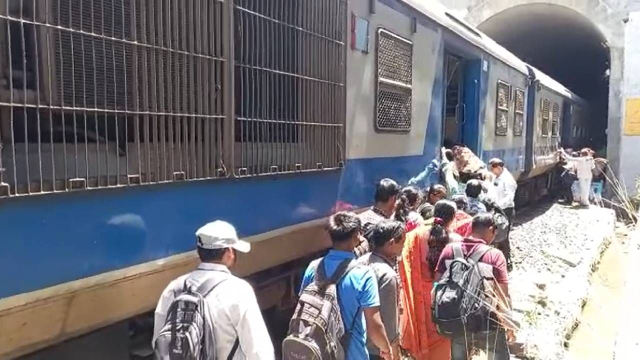 Stone rock fell on train tracks: train left 2 hours late