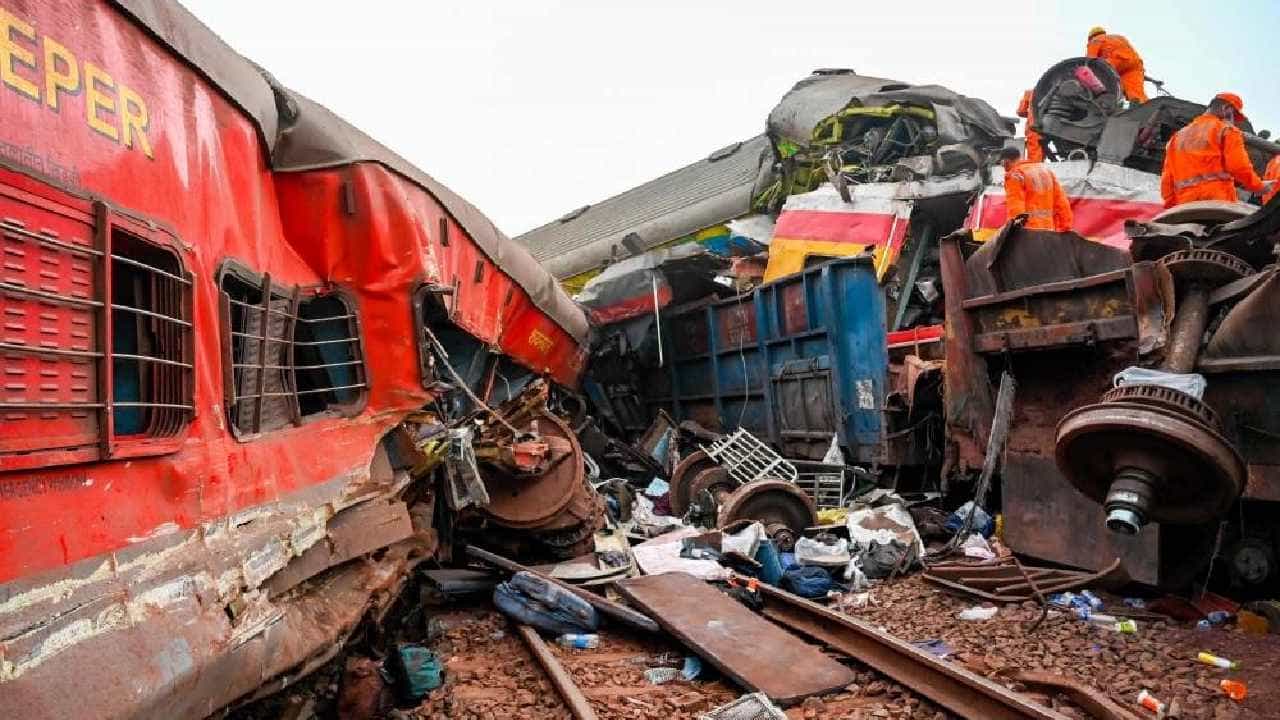 Odisha Train Accident: ಆಸ್ಪತ್ರೆಯಲ್ಲಿ ಹೆಣಗಳ ರಾಶಿ, ಮೃತರ ಗುರುತು ಪತ್ತೆ ಹಚ್ಚಲು ಸಂಬಂಧಿಕರ ಹರಸಾಹಸ