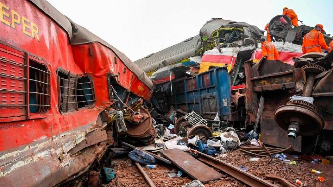 Odisha Train Accident: ಆಸ್ಪತ್ರೆಯಲ್ಲಿ ಹೆಣಗಳ ರಾಶಿ, ಮೃತರ ಗುರುತು ಪತ್ತೆ ಹಚ್ಚಲು ಸಂಬಂಧಿಕರ ಹರಸಾಹಸ