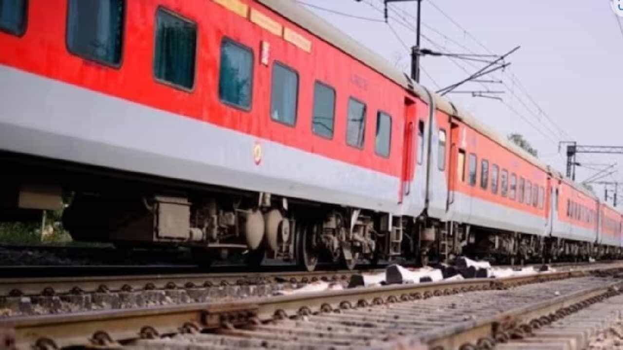 Odisha Train Fire: ಒಡಿಶಾದ ದುರ್ಗ್​-ಪುರಿ ಎಕ್ಸ್​ಪ್ರೆಸ್​ ರೈಲಿನಲ್ಲಿ ಕಾಣಿಸಿಕೊಂಡ ಬೆಂಕಿ, ಭಯಭೀತರಾದ ಪ್ರಯಾಣಿಕರು