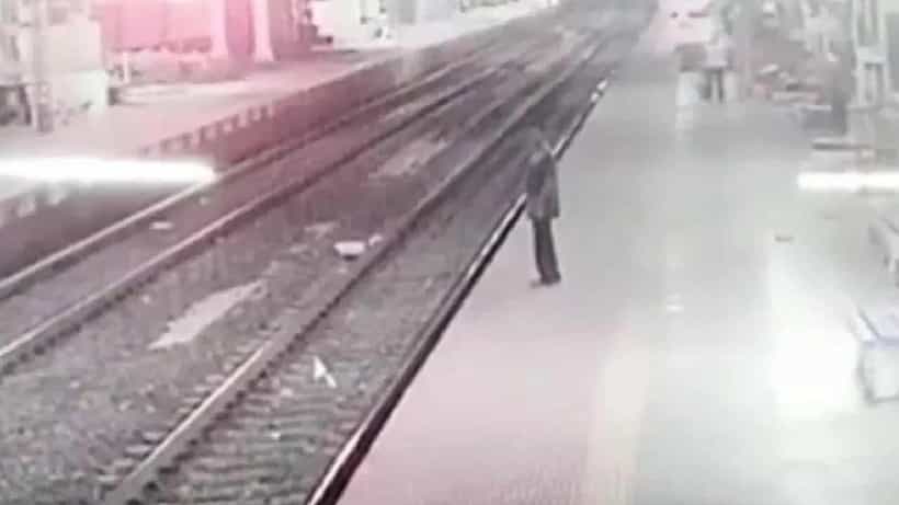 Viral Video: ರೈಲು ಬರುವುದ ನೋಡಿ ಆತ್ಮಹತ್ಯೆ ಮಾಡಿಕೊಳ್ಳಲು ಹಳಿ ಮೇಲೆ ಮಲಗಿದ ವ್ಯಕ್ತಿಯನ್ನು ರಕ್ಷಿಸಿದ ಮಹಿಳಾ ಕಾನ್ಸ್ಟೆಬಲ್