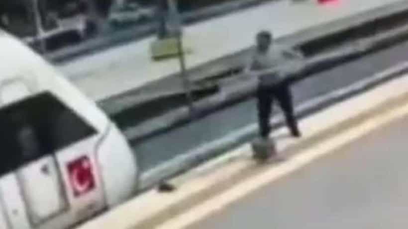 Viral Video: ರೈಲು ಕ್ಲೀನ್ ಮಾಡುವಾಗ ಹೈವೋಲ್ಟೇಜ್ ಕರೆಂಟ್ ತಾಗಿ ಕ್ಷಣದಲ್ಲೇ ಸುಟ್ಟು ಕರಕಲಾದ ವ್ಯಕ್ತಿ