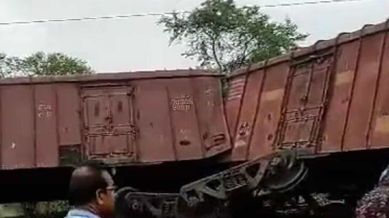 West Bengal: ಬಂಕುರಾದಲ್ಲಿ ಎರಡು ರೈಲುಗಳ ಮಧ್ಯೆ ಮುಖಾಮುಖಿ ಡಿಕ್ಕಿ, ಹಳಿ ತಪ್ಪಿದ 12 ಬೋಗಿಗಳು West Bengal: ಬಂಕುರಾದಲ್ಲಿ ಎರಡು ರೈಲುಗಳ ಮಧ್ಯೆ ಮುಖಾಮುಖಿ ಡಿಕ್ಕಿ, ಹಳಿ ತಪ್ಪಿದ 12 ಬೋಗಿಗಳು