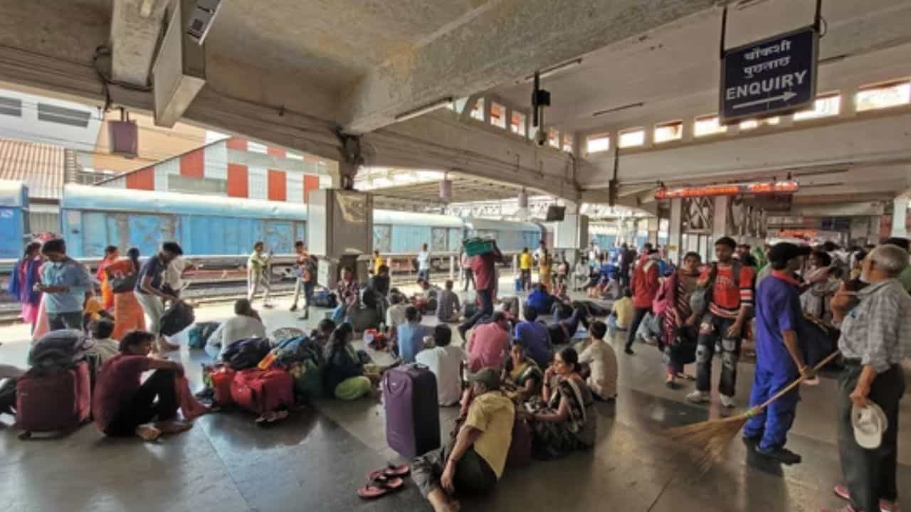 Odisha Train Accident: ಒಡಿಶಾ ರೈಲು ದುರಂತ ಹಿನ್ನೆಲೆ ಅನೇಕ ರೈಲುಗಳ ಸಂಚಾರ ರದ್ದು, ಸಂಪೂರ್ಣ ಮಾಹಿತಿ ಇಲ್ಲಿದೆ