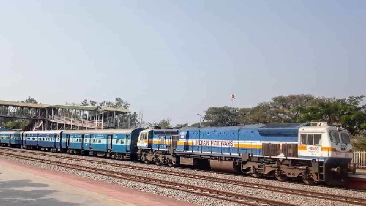 South Western Railway: ಎಕ್ಸ್ಪ್ರೆಸ್ ರೈಲುಗಳ ಸಮಯಲ್ಲಿ ಬದಲಾವಣೆ ಮಾಡಿದ ನೈಋತ್ಯ ರೈಲ್ವೆ South Western Railway: ಎಕ್ಸ್ಪ್ರೆಸ್ ರೈಲುಗಳ ಸಮಯಲ್ಲಿ ಬದಲಾವಣೆ ಮಾಡಿದ ನೈಋತ್ಯ ರೈಲ್ವೆ