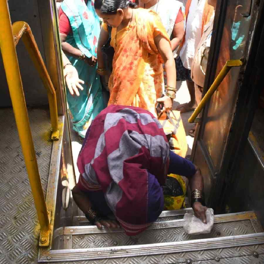 Shakti Scheme Grandmother enter the bus after saluting in Dharwad photo goes viral
